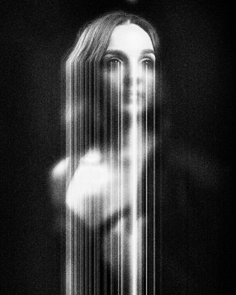 Retrato artístico con efecto glitch creado por fotógrafo para agencias de publicidad en Valencia especializado en retoque creativo avanzado