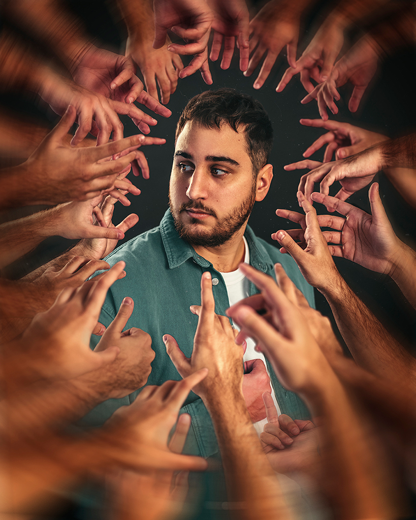 Retoque fotográfico profesional en Valencia realizado por el fotógrafo y retocador Carles Chordà: Composición creativa de un hombre rodeado de múltiples manos con efectos de desenfoque y profundidad