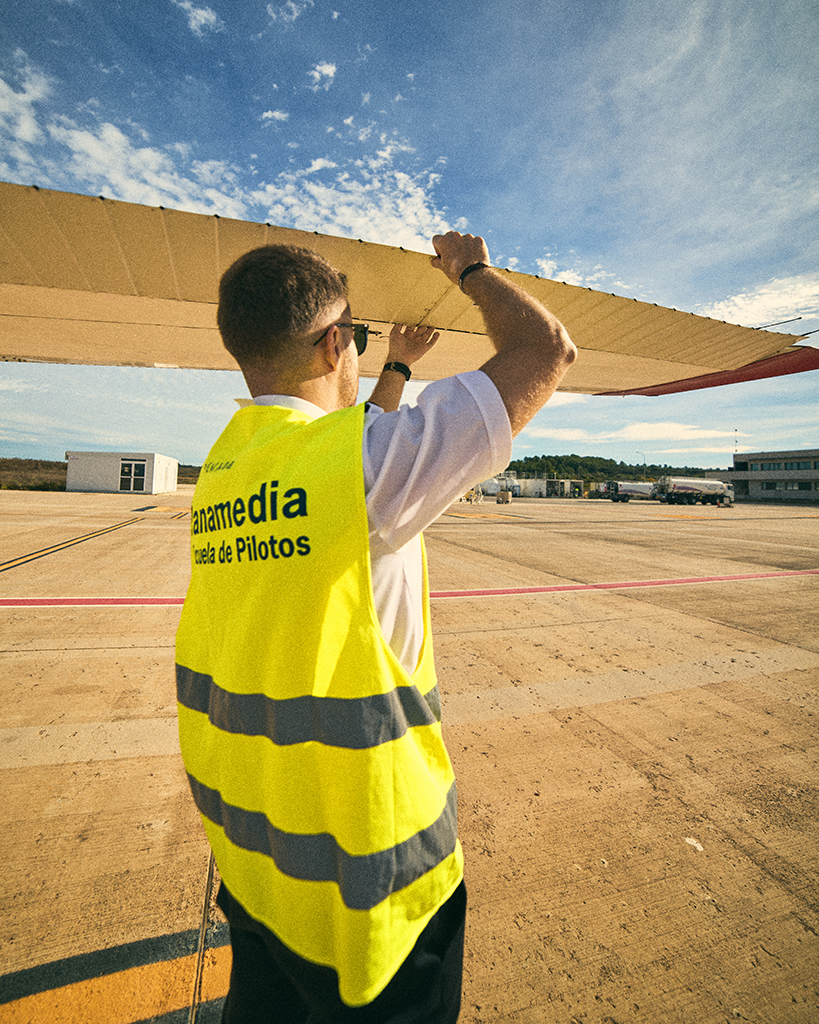 Piloto comprobando avionaeta por la pista de aterrizaje con luz de atardecer, fotografía de estilo lifestyle realizada por fotógrafo para agencias de publicidad en Valencia.