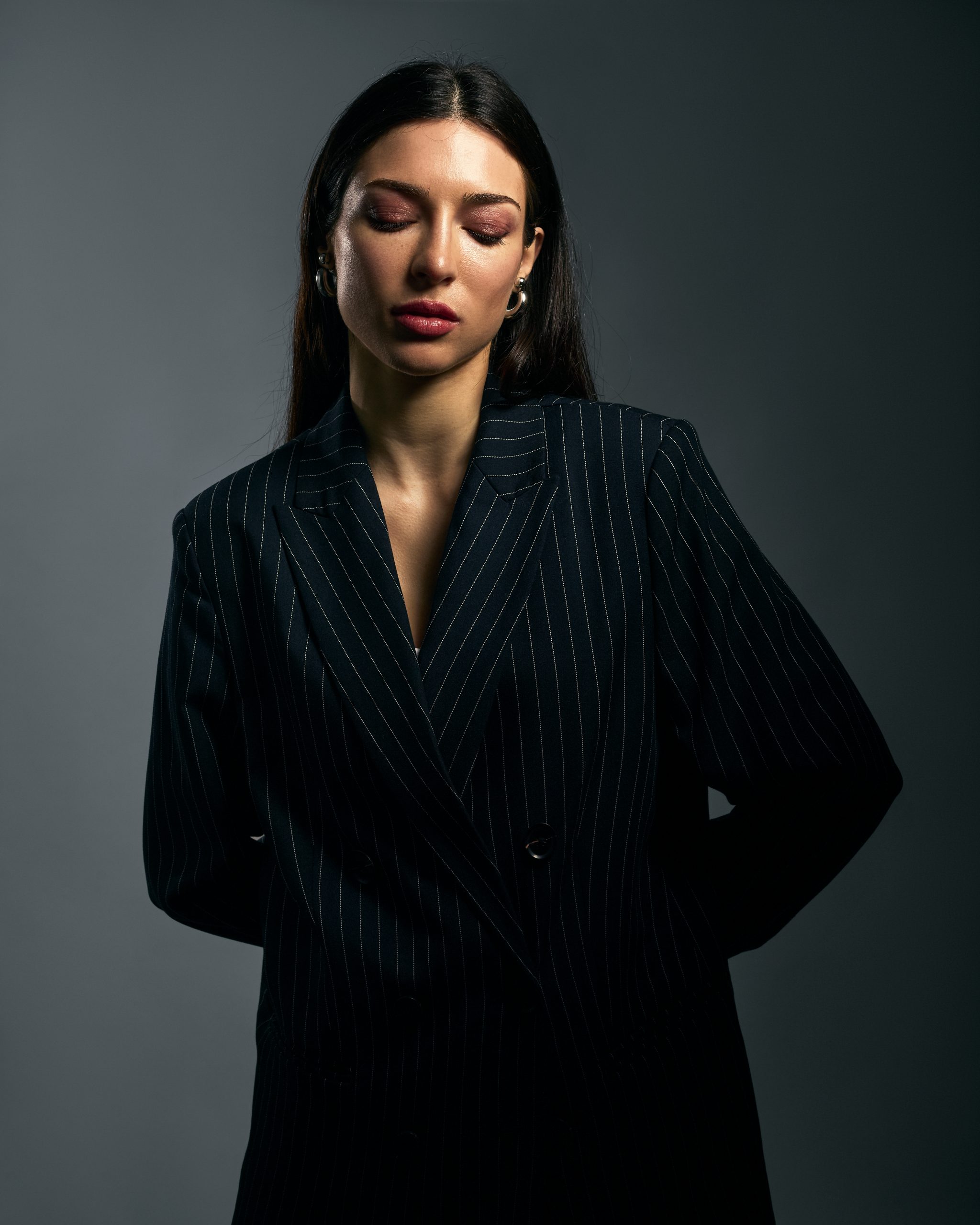 Imagen de mujer con traje elegante retocada con detalle